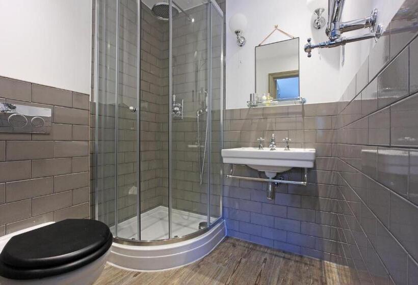 家庭间, The Plough Inn