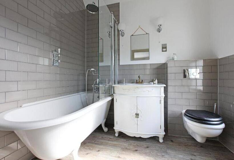 家庭间, The Plough Inn