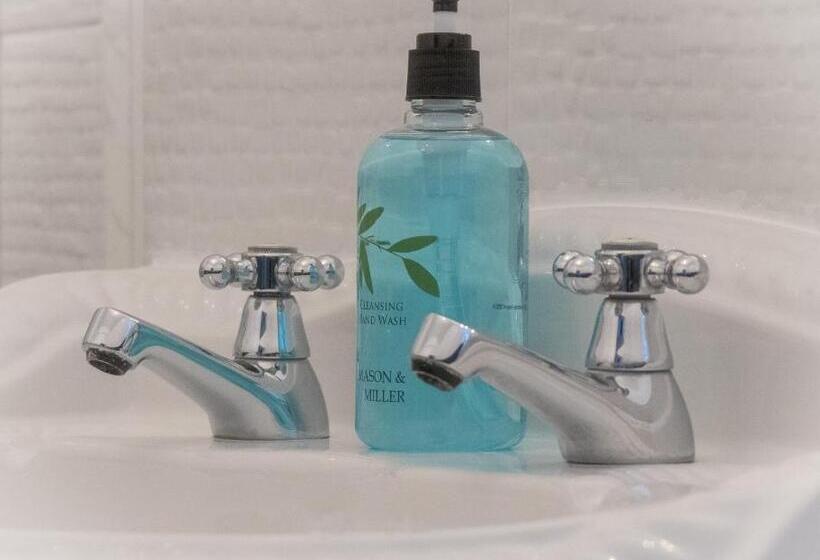 غرفة سوبيريور, Ye Olde Smugglers Inne