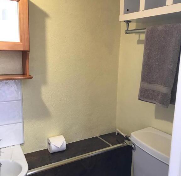 Camera Standard, Carnside Guest House