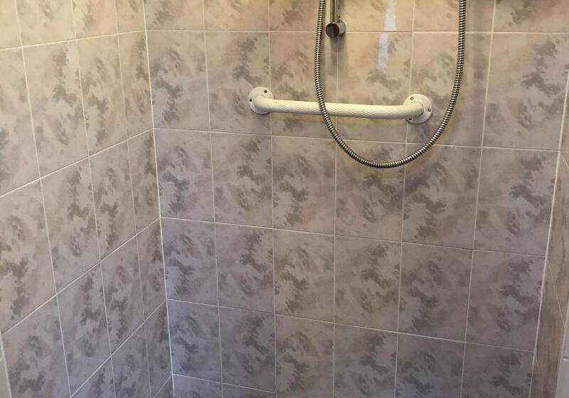 Camera Standard, Carnside Guest House