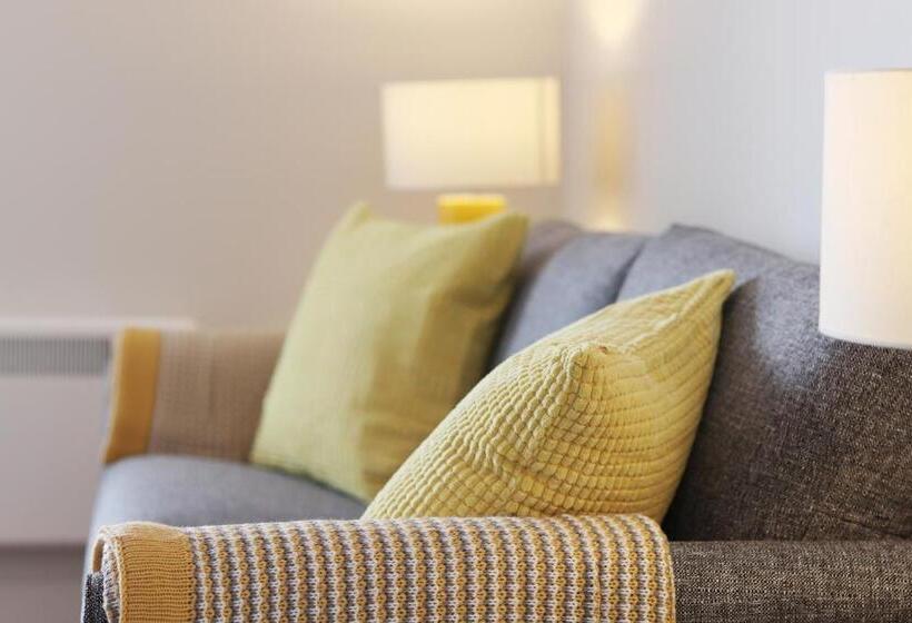 شقة غرفة واحدة, Ellinbrook Guest House