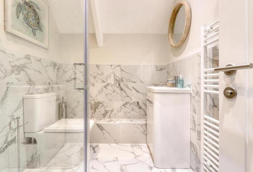 شقة غرفة واحدة, Ellinbrook Guest House