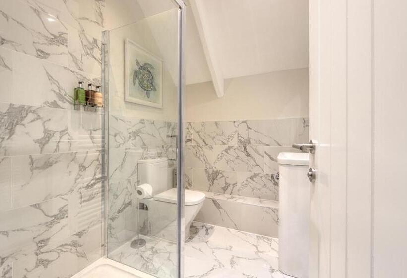 شقة غرفة واحدة, Ellinbrook Guest House