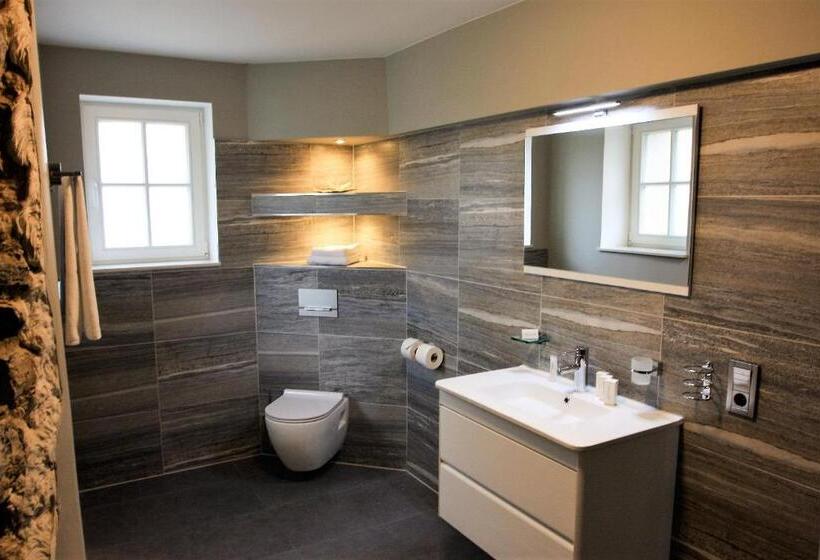 סטודיו משפחתי, Adelhoff