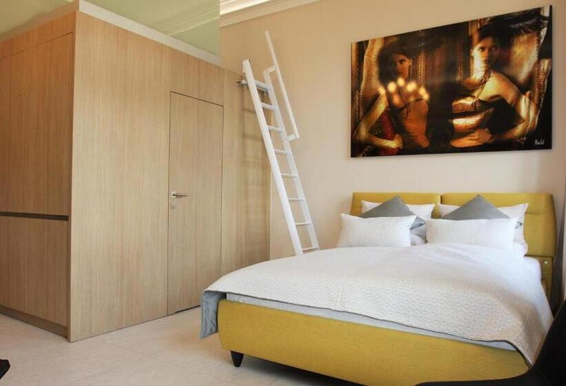 סטודיו משפחתי, Adelhoff