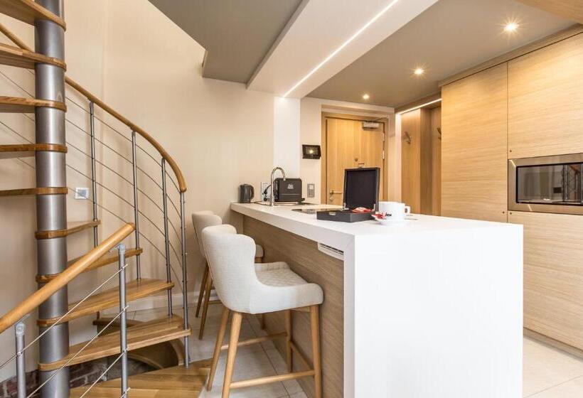 סטודיו משפחתי, Adelhoff