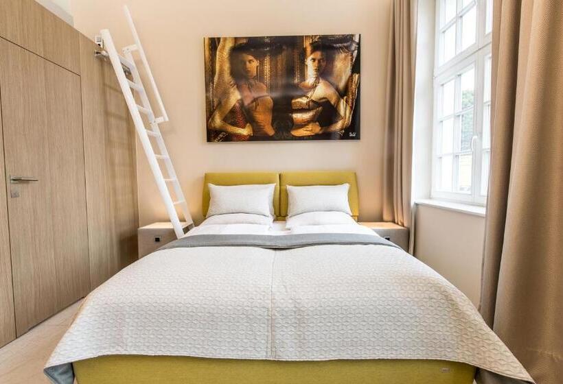 סטודיו משפחתי, Adelhoff