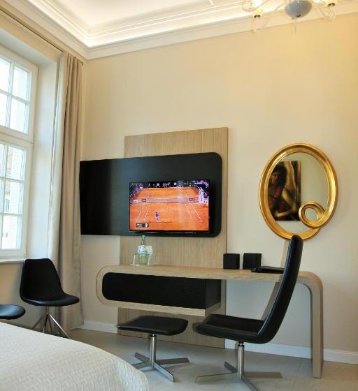 סטודיו משפחתי, Adelhoff