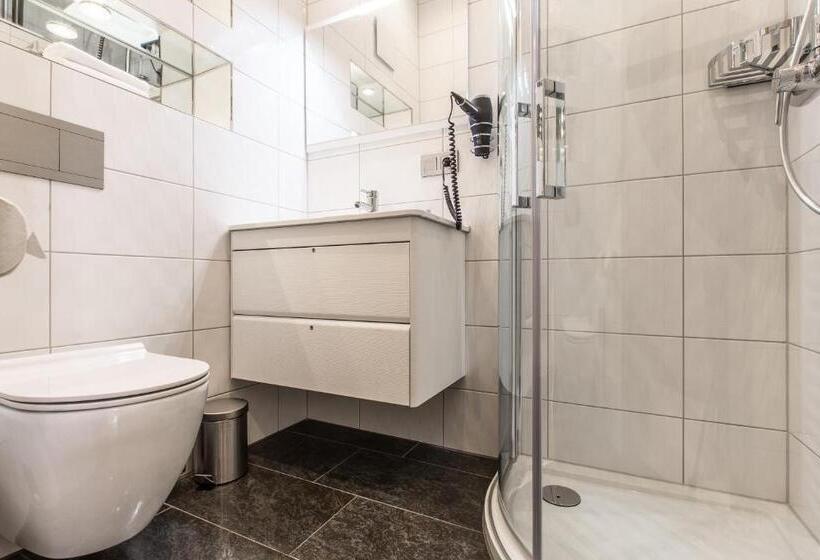 חדר דלוקס, Adelhoff