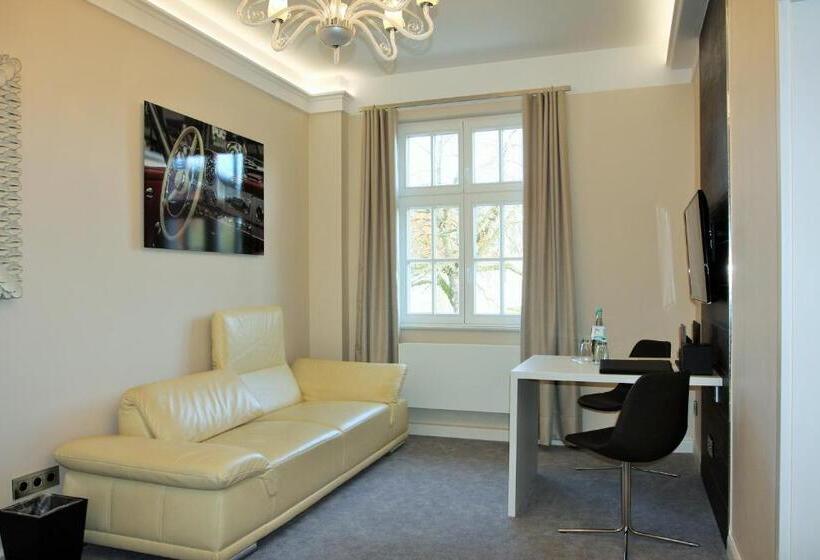 סוויטת ג'וניור, Adelhoff