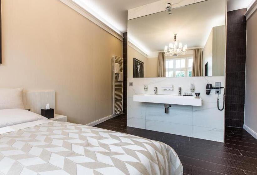 סוויטת ג'וניור, Adelhoff