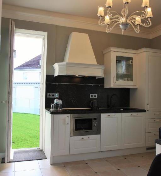 סוויטה אקזקיוטיב, Adelhoff