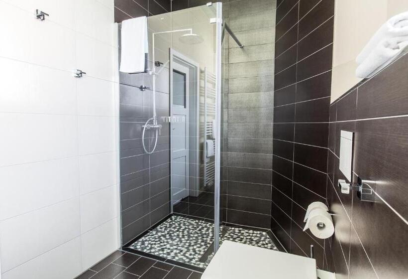 סוויטה אקזקיוטיב, Adelhoff