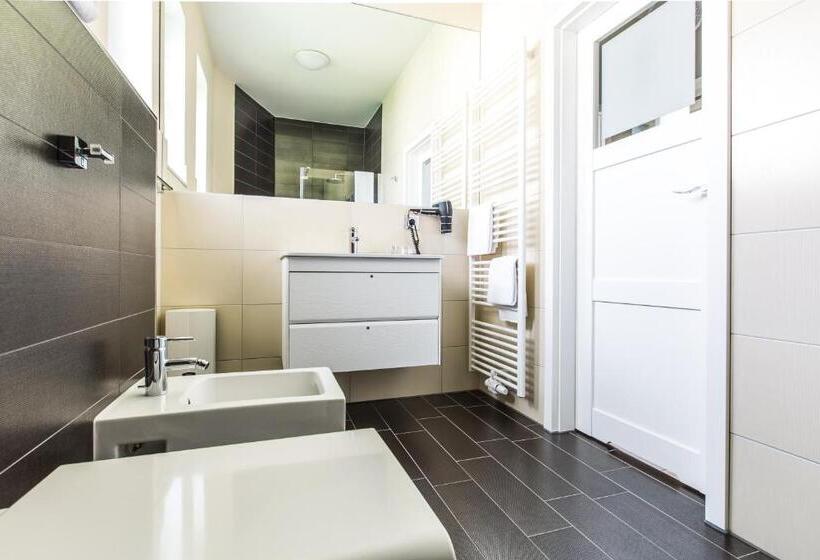 סוויטה אקזקיוטיב, Adelhoff