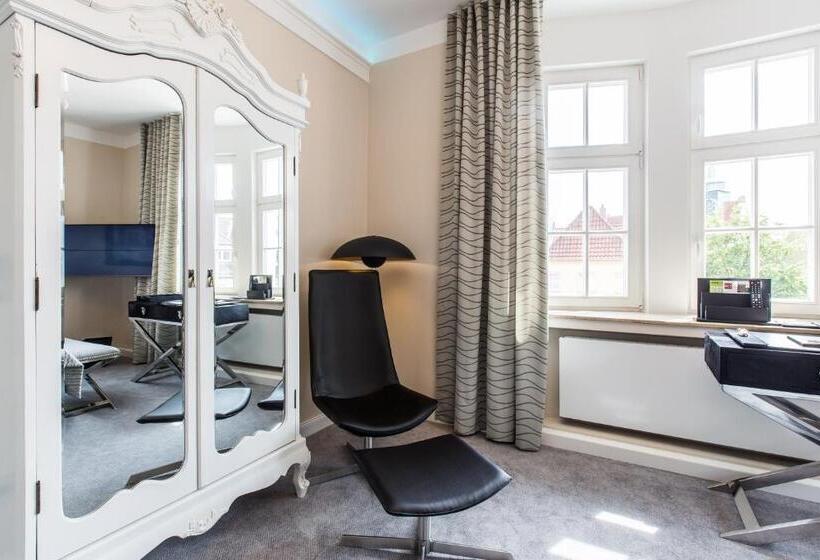 סוויטה אקזקיוטיב, Adelhoff