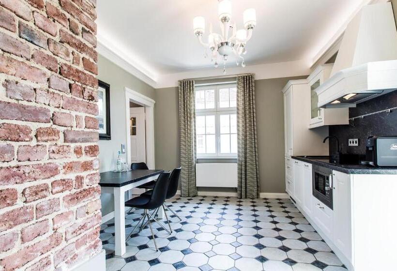 סוויטה נשיאותית, Adelhoff