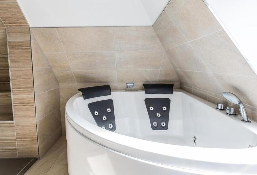 סוויטת סופריור, Adelhoff