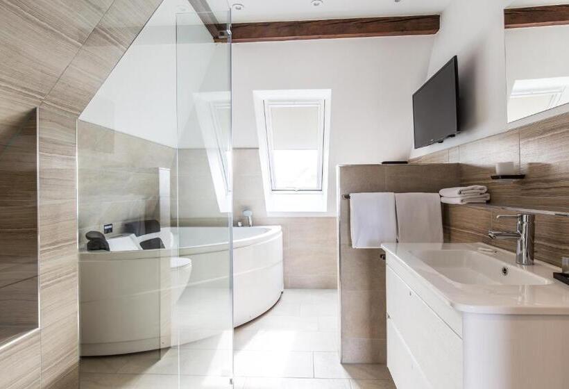 סוויטת סופריור, Adelhoff