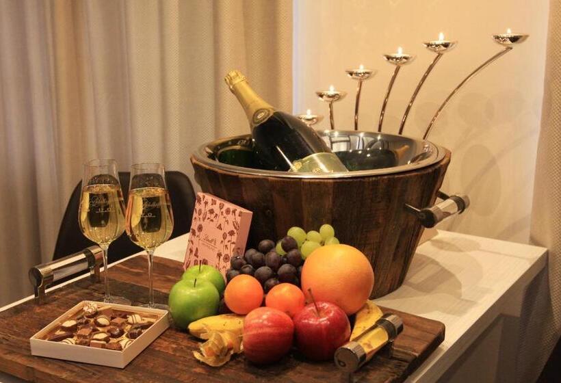 סוויטת סופריור, Adelhoff