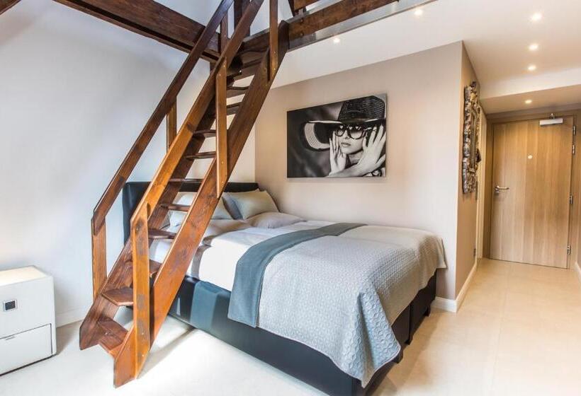 סוויטה דלוקס, Adelhoff