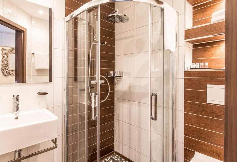 סוויטה דלוקס, Adelhoff