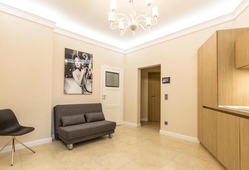 דירת חדר דלוקס, Adelhoff