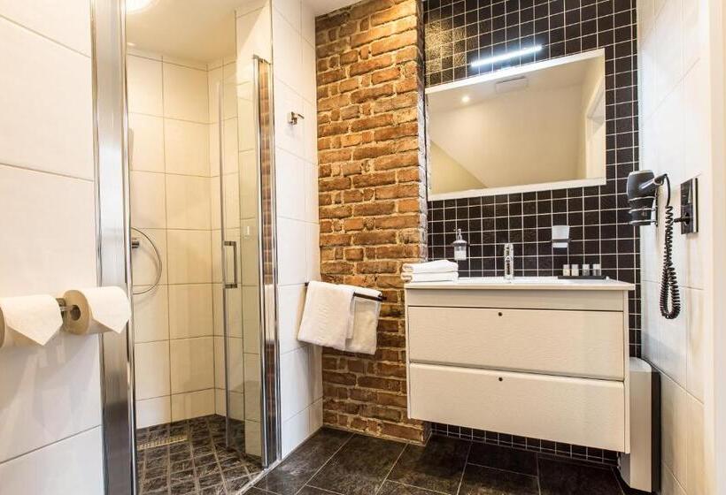 דירת חדר סופריור, Adelhoff