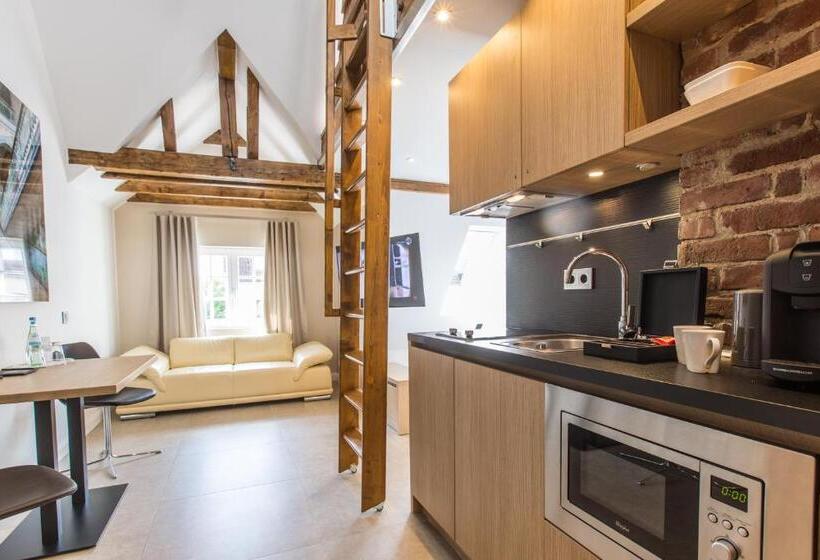 דירת חדר סופריור, Adelhoff