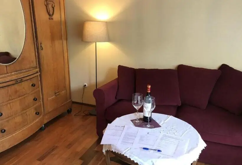 سوییت جونیور, Alte Schreinerei Boutique