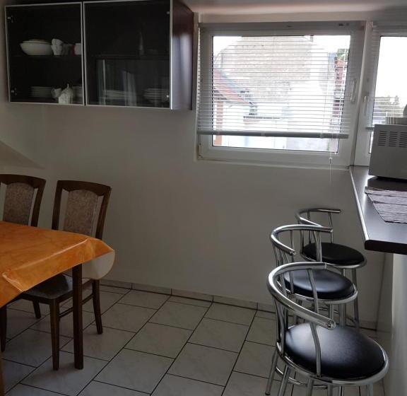 آپارتمان 2 خوابه, Pension Hubertus