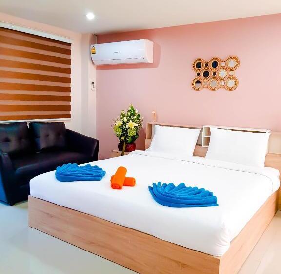 Suite with Balcony, Walking Street Residence   Boutique Suites Near The Beach & Walking Street