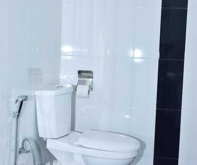 חדר משפחתי, Baby Elephant Green House