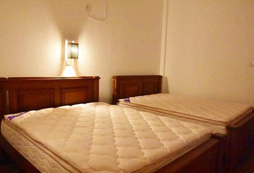 חדר משפחתי, Baby Elephant Green House