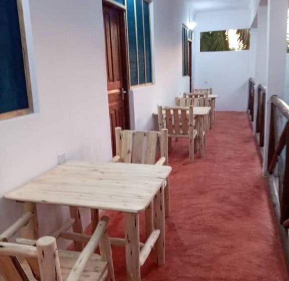 غرفة عائلية, New Iddi Villa