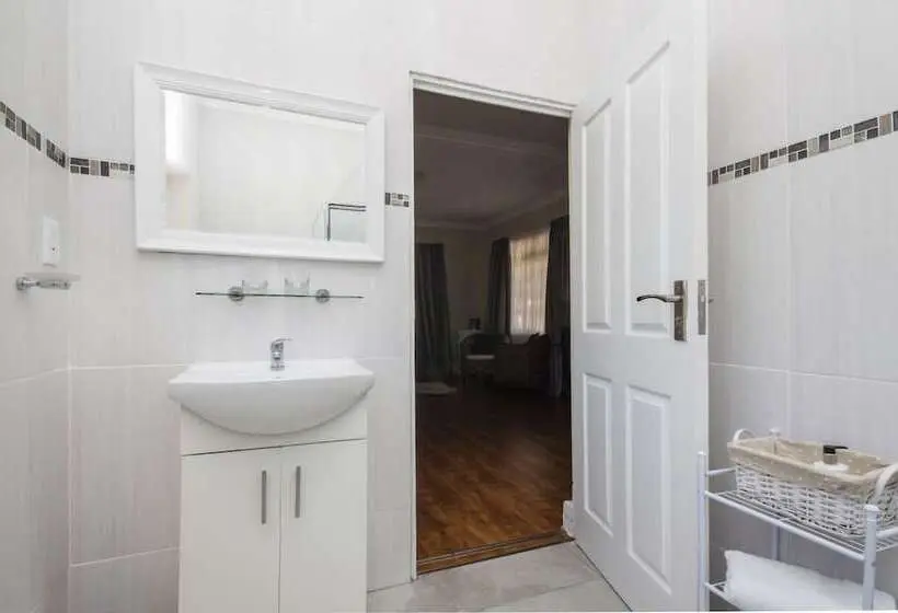 اتاق لوکس, Walmer Villiers Self Catering