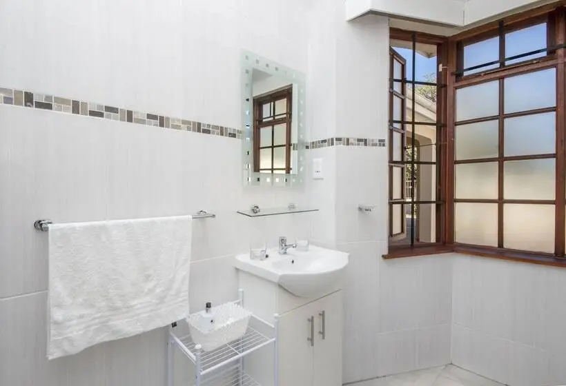 اتاق لوکس, Walmer Villiers Self Catering