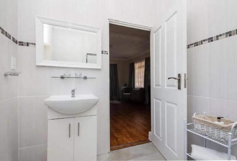 اتاق استاندارد با تخت بزرگ, Walmer Villiers Self Catering