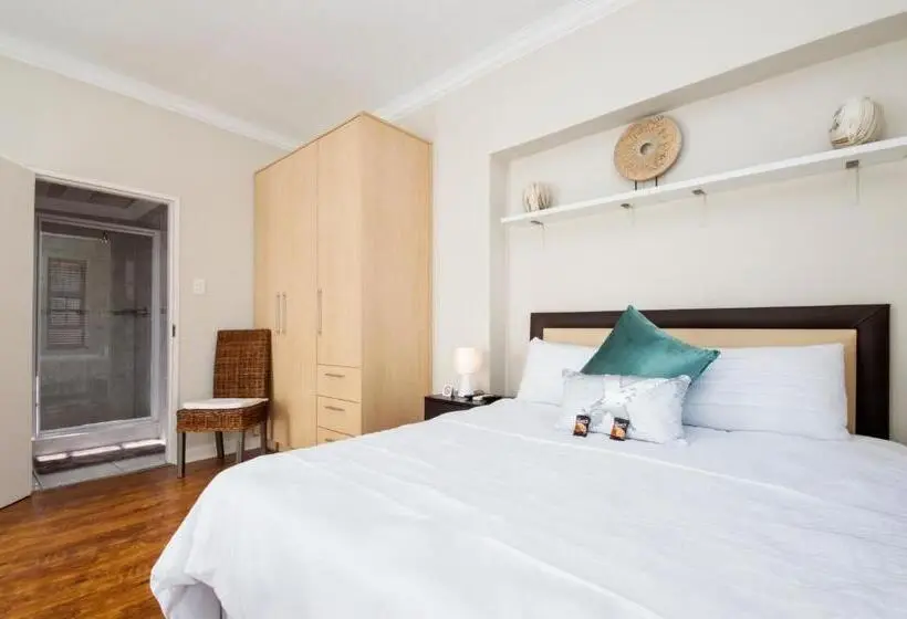 اتاق استاندارد با چشم‌انداز استخر, Walmer Villiers Self Catering