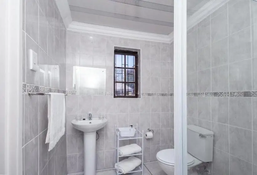 اتاق استاندارد با چشم‌انداز استخر, Walmer Villiers Self Catering