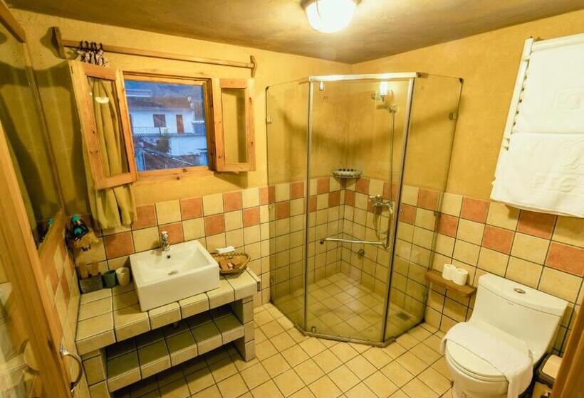 חדר סטנדרט לשלושה עם מרפסת, Pig S Inn Bishan Oil Factory