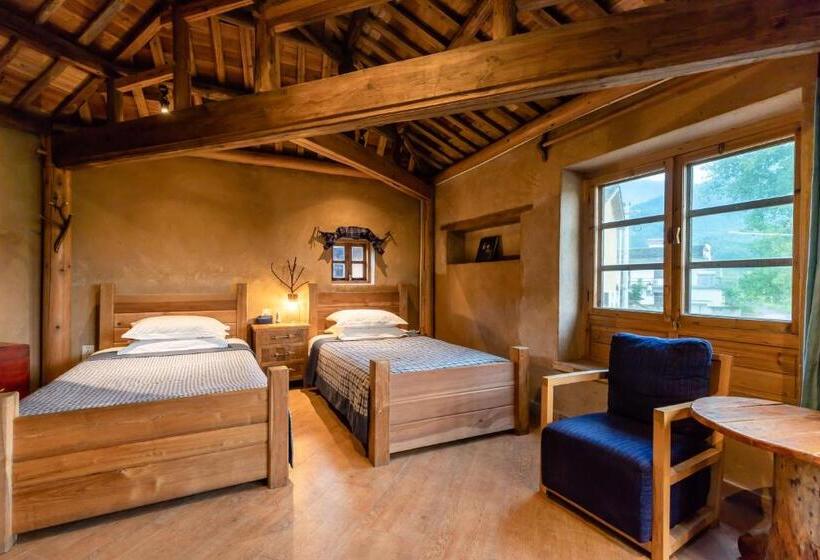 חדר סטנדרט לשלושה עם מרפסת, Pig S Inn Bishan Oil Factory