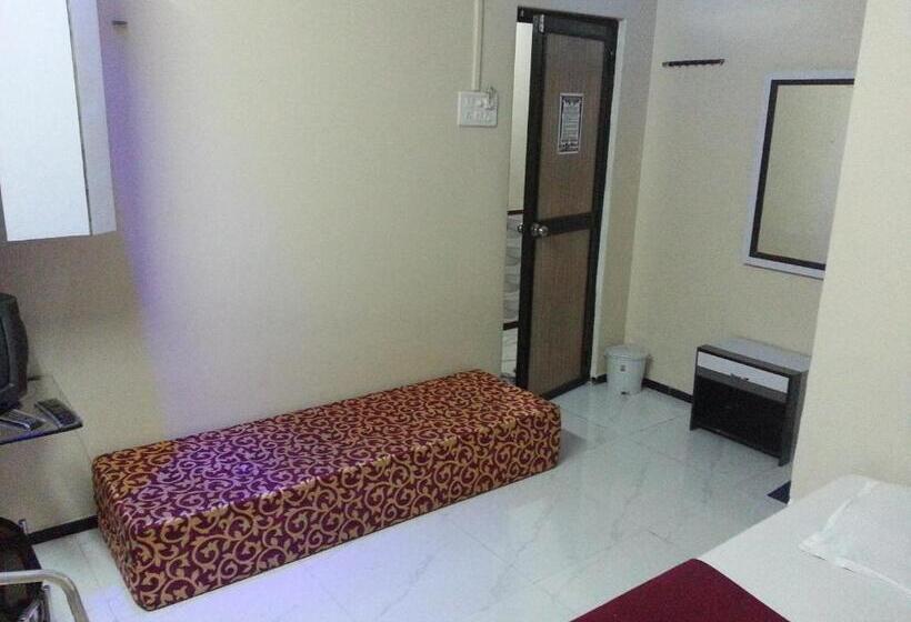 اتاق لوکس سه تخته, New Metro Guest House