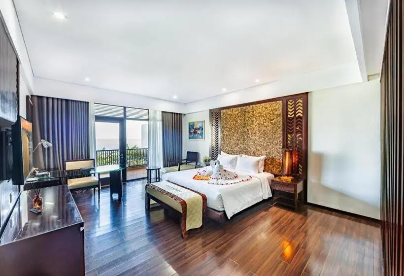 اتاق لوکس با بالکن و چشم‌انداز دریا, Vietsovpetro Ho Tram Beach Resort & Spa