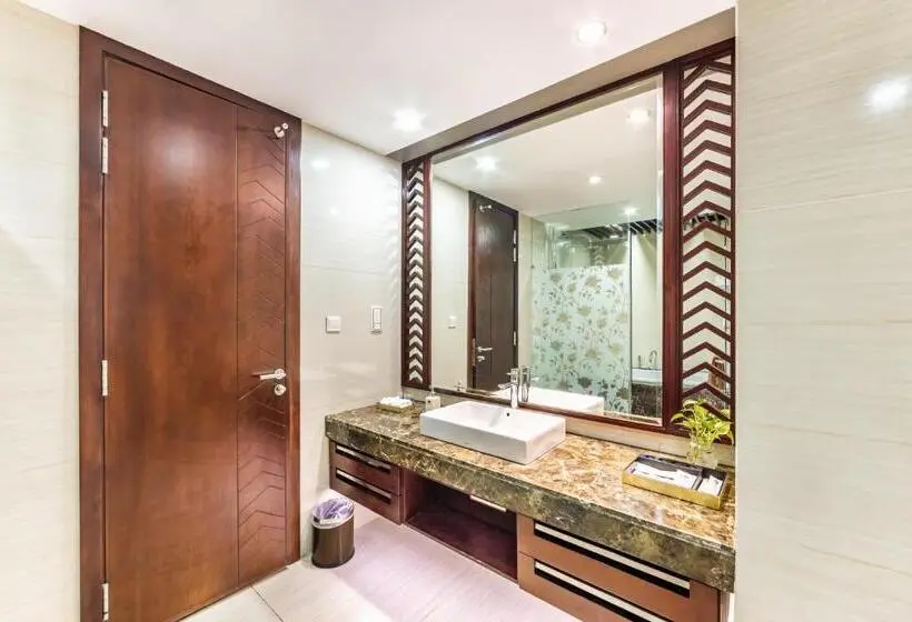 اتاق لوکس با بالکن و چشم‌انداز دریا, Vietsovpetro Ho Tram Beach Resort & Spa