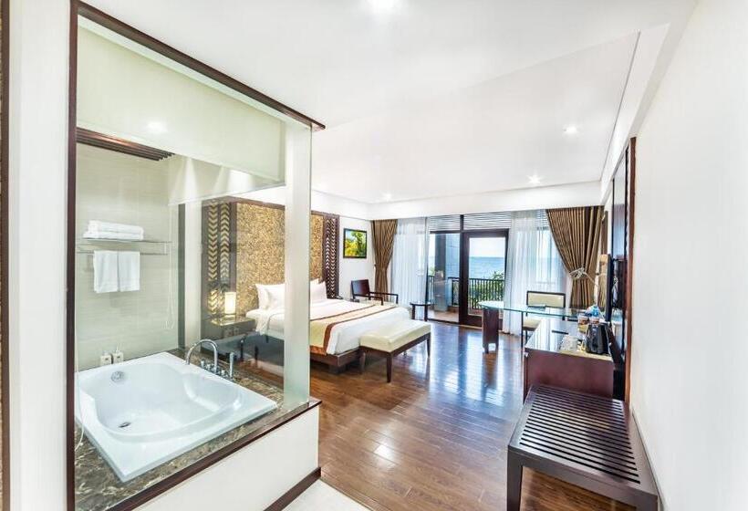 اتاق لوکس با بالکن و چشم‌انداز دریا, Vietsovpetro Ho Tram Beach Resort & Spa