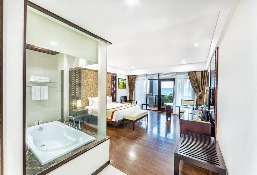 اتاق لوکس با بالکن و چشم‌انداز دریا, Vietsovpetro Ho Tram Beach Resort & Spa