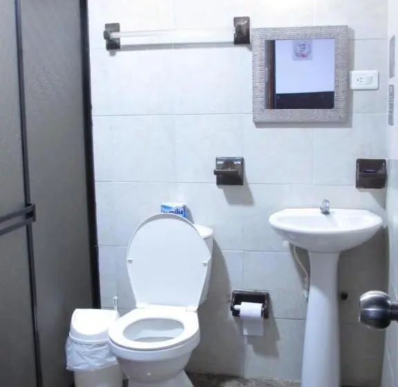 اتاق استاندارد چهار تخته, Costana   Hostal