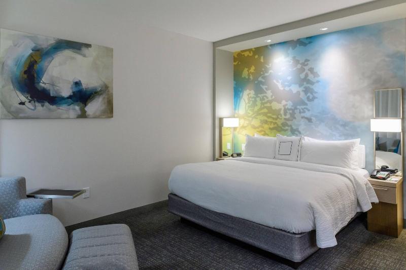 חדר סטנדרט עם מיטת קינג, Courtyard By Marriott Lake Jackson