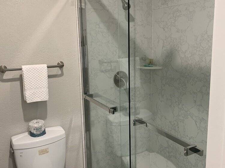 חדר דלוקס, Elmwood Motel